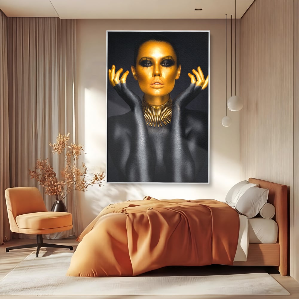 Tablou canvas cu tablou portret femeie aurie, in rama de aluminiu argintiu, pe perete intr-un dormitor